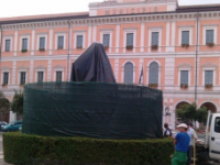 La statua di San Giorgio in piazza Municipio